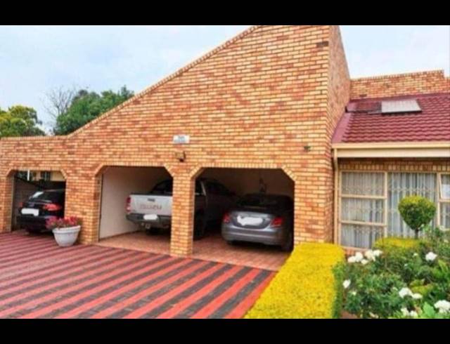 5 BEDROOM HOUSE FOR SALE IN MMABATHO UNIT 6